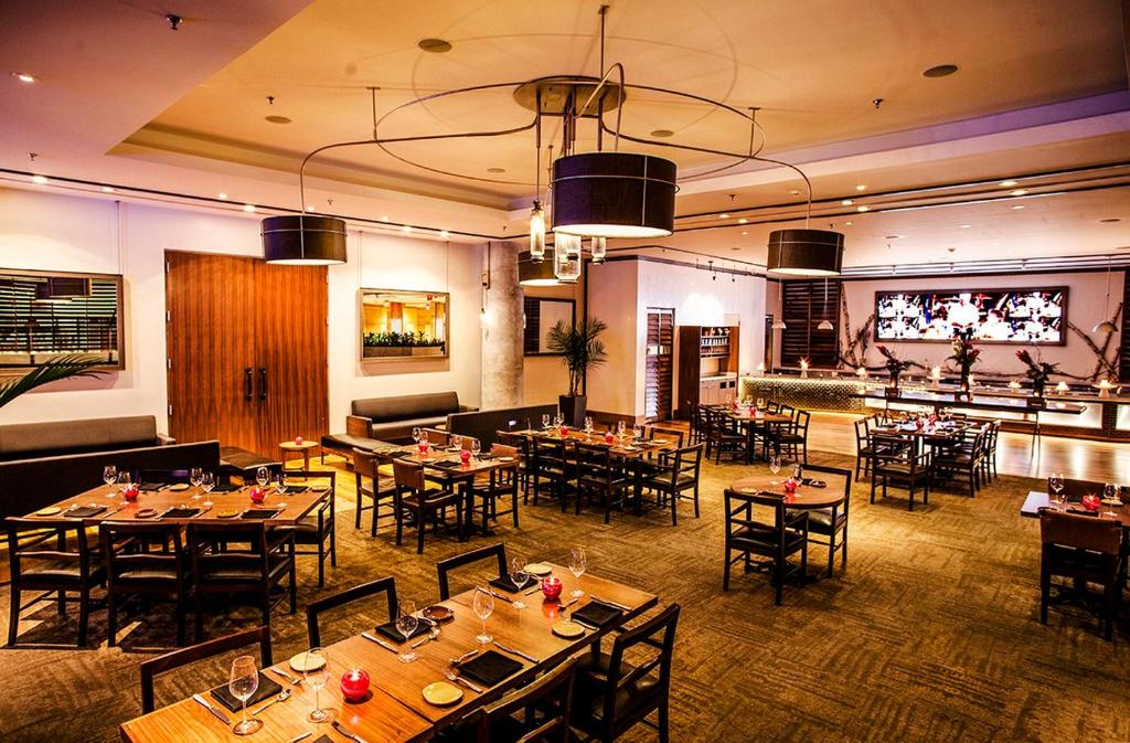 إنتركونتيننتال ميامي في ميامي: غرفة طعام مع طاولات وكراسي في مطعم