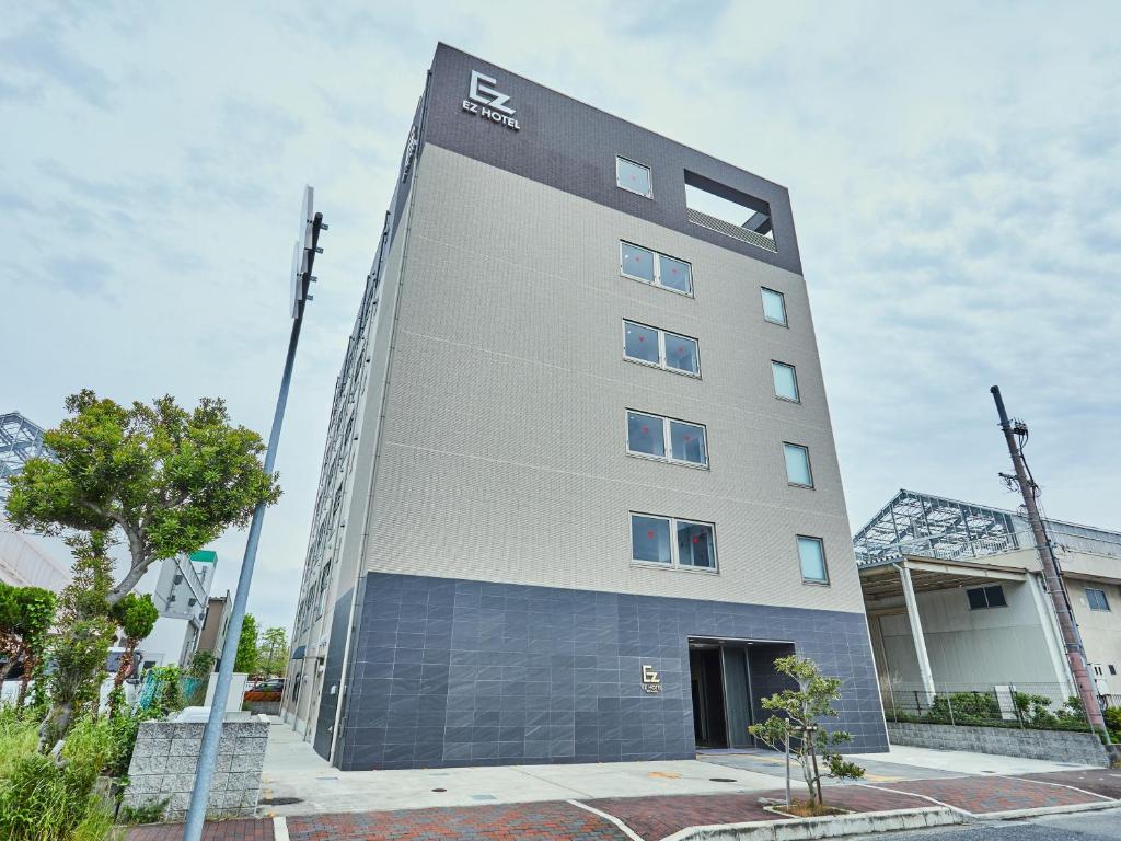 un grand bâtiment avec les mots sigma sur lui dans l'établissement EZ HOTEL 関西空港 Seaside, à Izumi-Sano