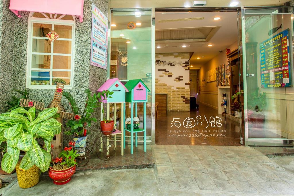 een winkel voor een gebouw met planten erin bij 墾丁海園別館Hai Yuan Inn in Kenting