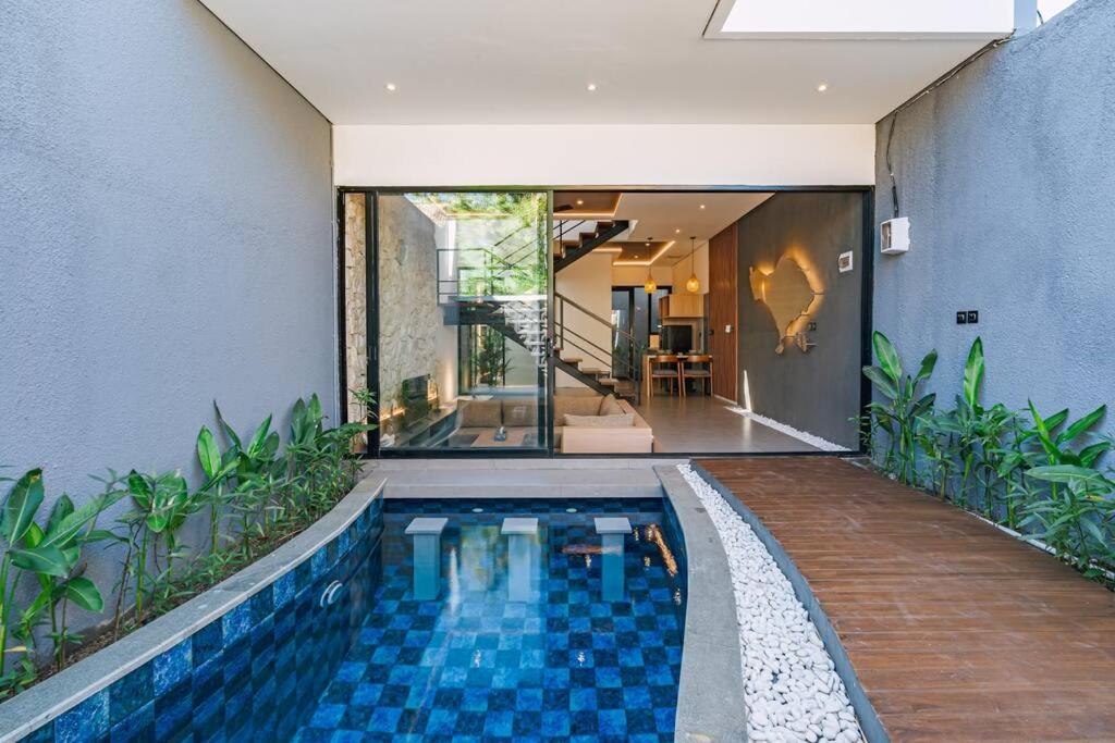 una piscina en medio de una casa en Nirav Uluwatu 1 Bedroom villa, en Uluwatu