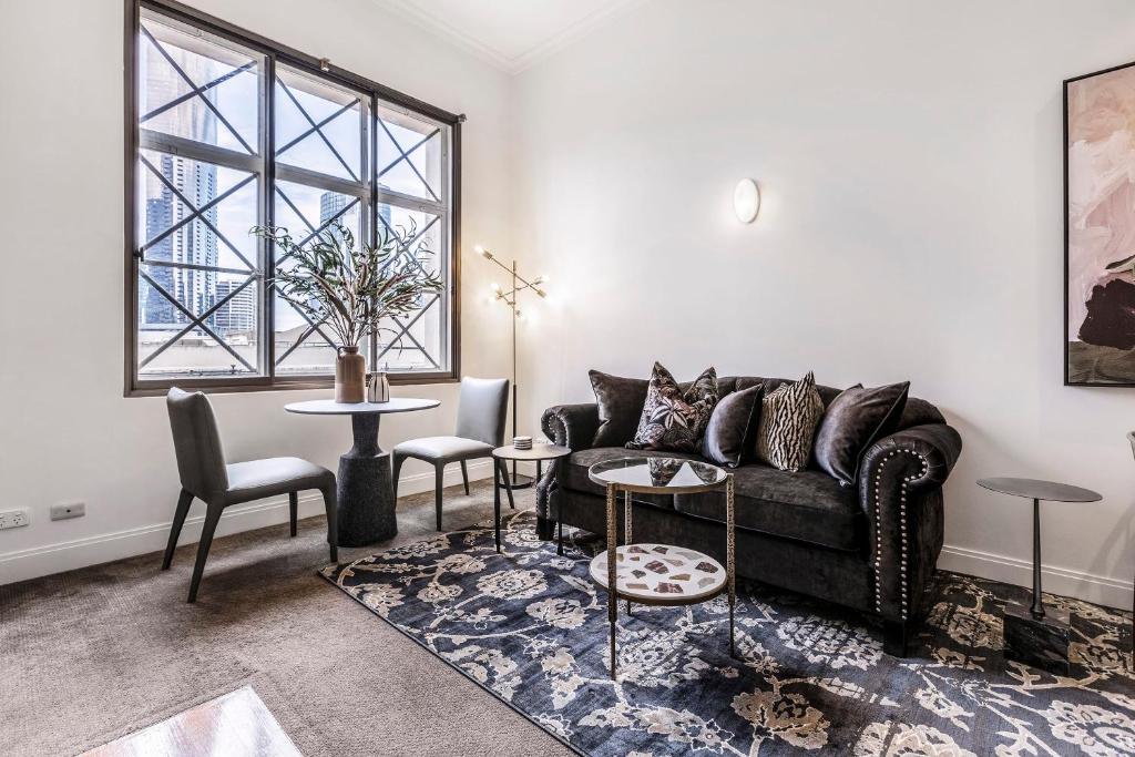 sala de estar con sofá y mesa en VAQUAY Fifth Avenue In Melbourne CBD en Melbourne