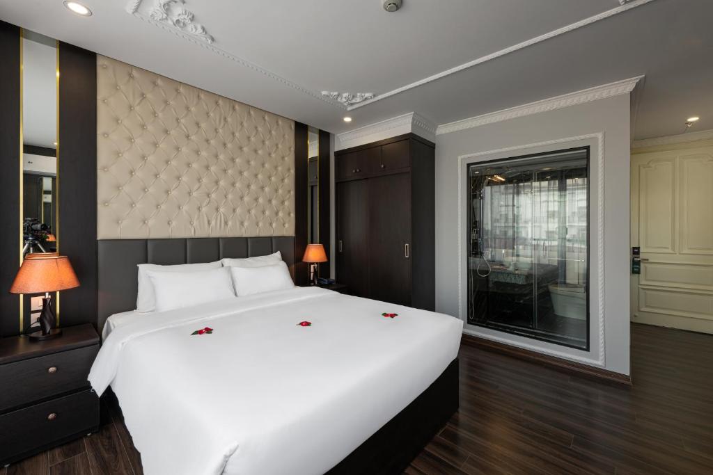 Postel nebo postele na pokoji v ubytování Avani Central Hanoi Hotel