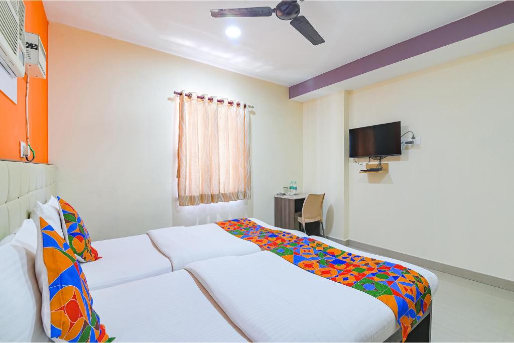 Postel nebo postele na pokoji v ubytování FabHotel VRJ Residency - 500M from Chennai Trade Center