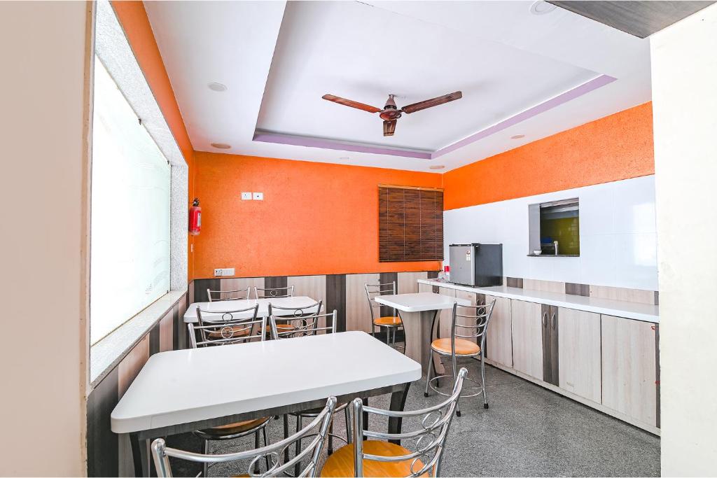 Kuchyň nebo kuchyňský kout v ubytování FabHotel VRJ Residency - 500M from Chennai Trade Center