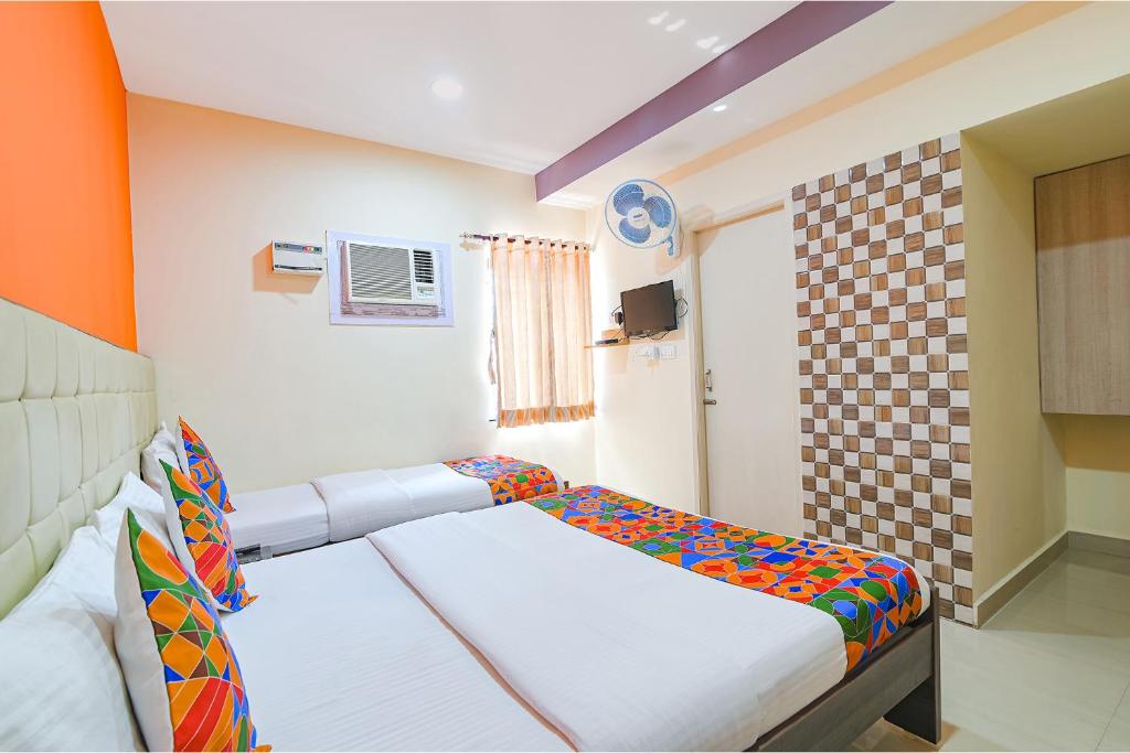 Postel nebo postele na pokoji v ubytování FabHotel VRJ Residency - 500M from Chennai Trade Center