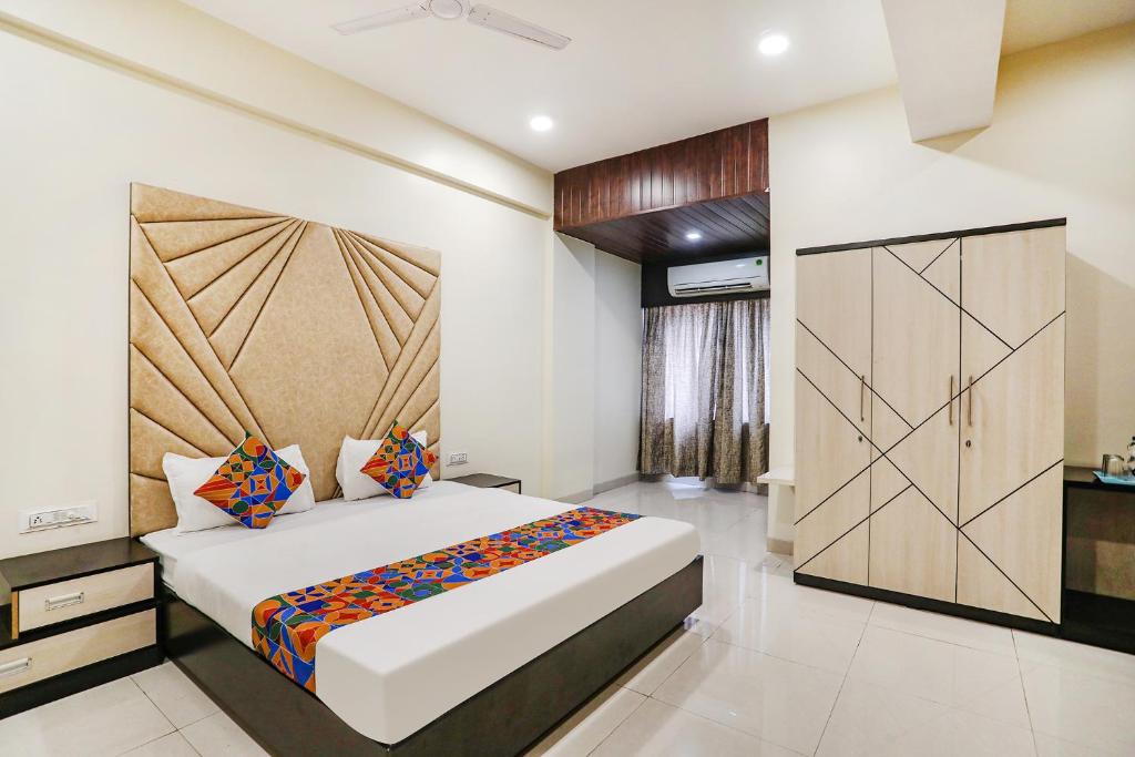 ein Schlafzimmer mit einem großen Bett in einem Zimmer in der Unterkunft FabExpress Sky Maulshree in Raipur