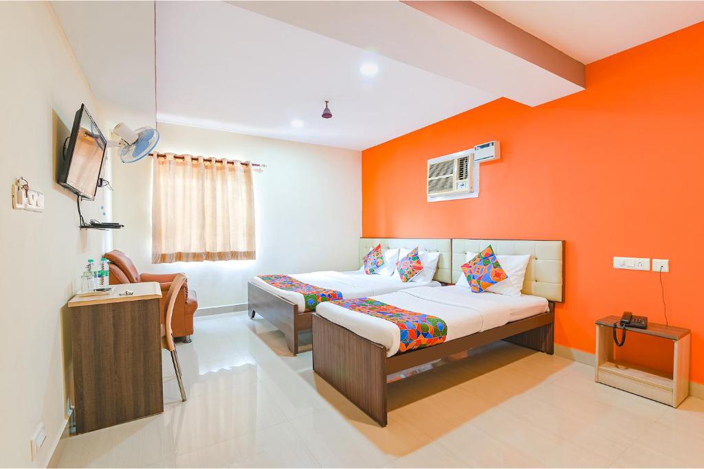 Postel nebo postele na pokoji v ubytování FabHotel VRJ Residency - 500M from Chennai Trade Center