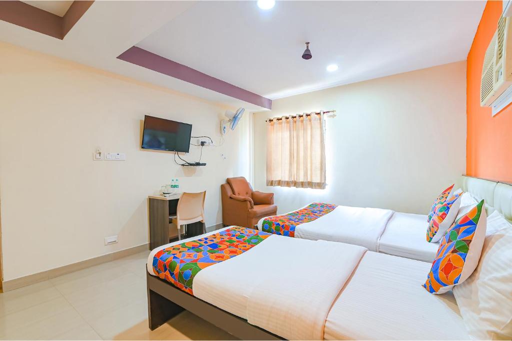 Postel nebo postele na pokoji v ubytování FabHotel VRJ Residency - 500M from Chennai Trade Center