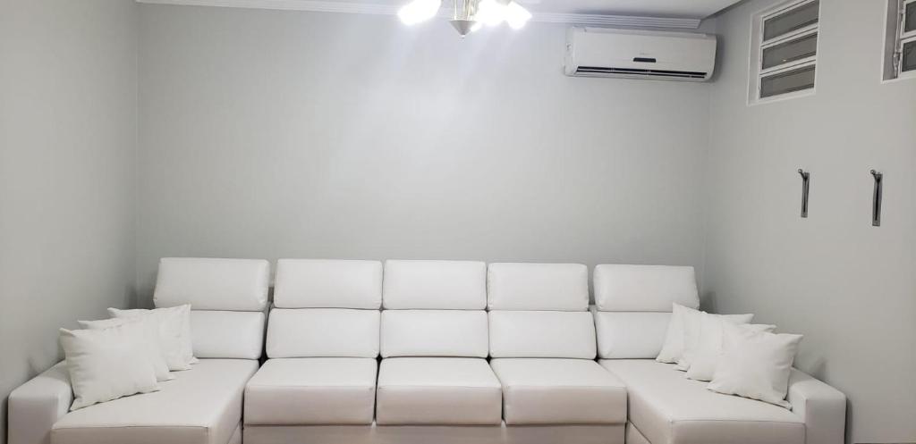 Et opholdsområde på Casa e Piscina no centro São Carlos