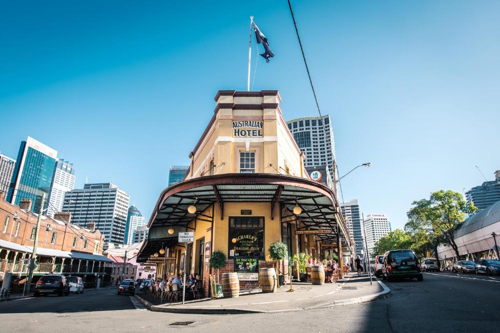 雪梨的住宿－The Australian Heritage Hotel，城市街道上悬挂着旗帜的建筑