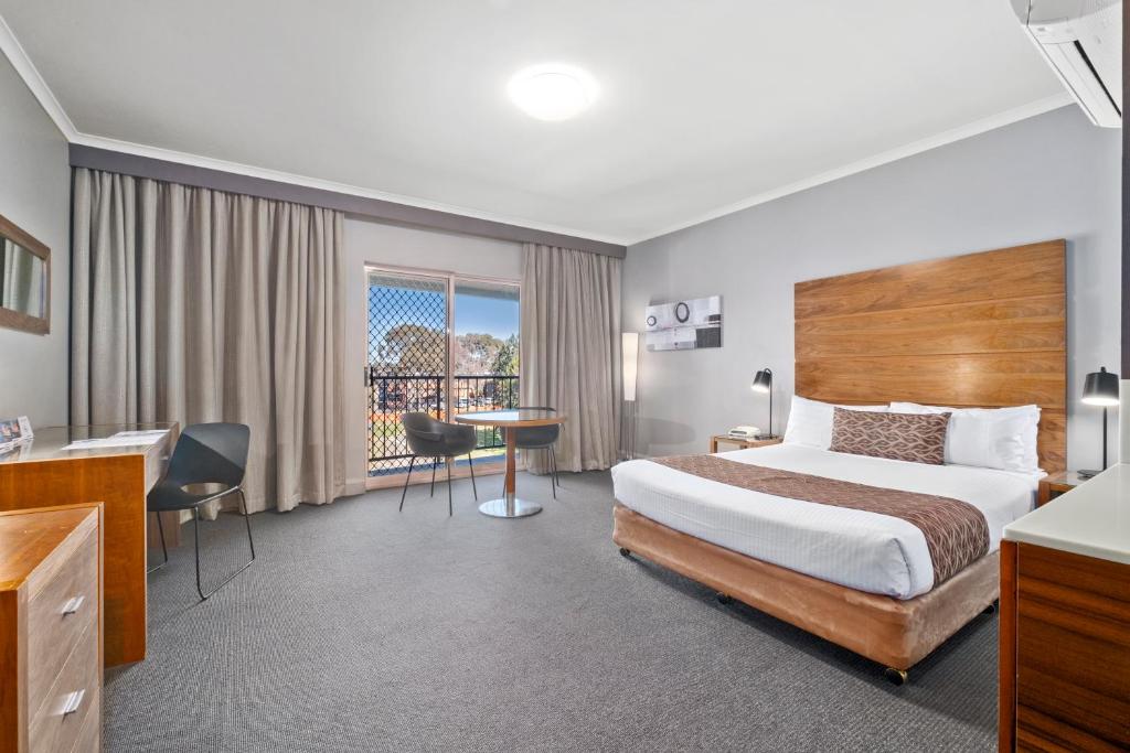 Postel nebo postele na pokoji v ubytování Quality Hotel Dickson