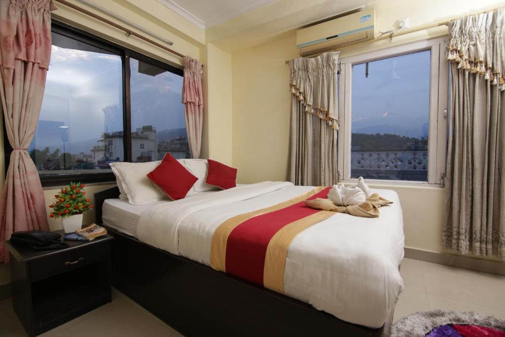 Rúm í herbergi á Hotel Nomad Inn
