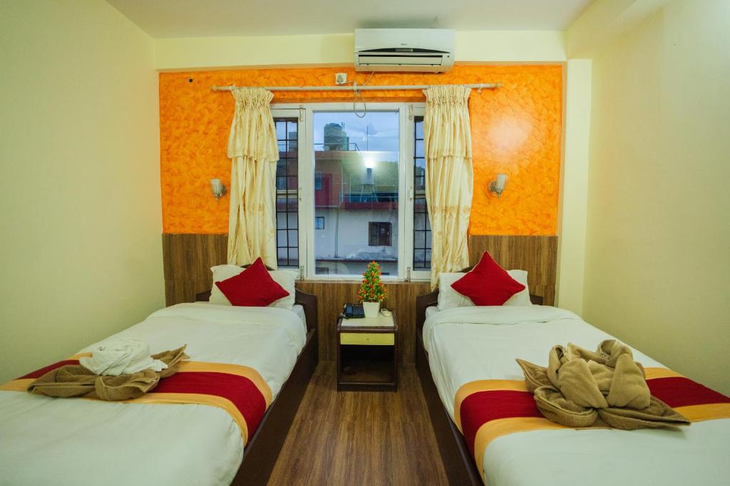 Rúm í herbergi á Hotel Nomad Inn