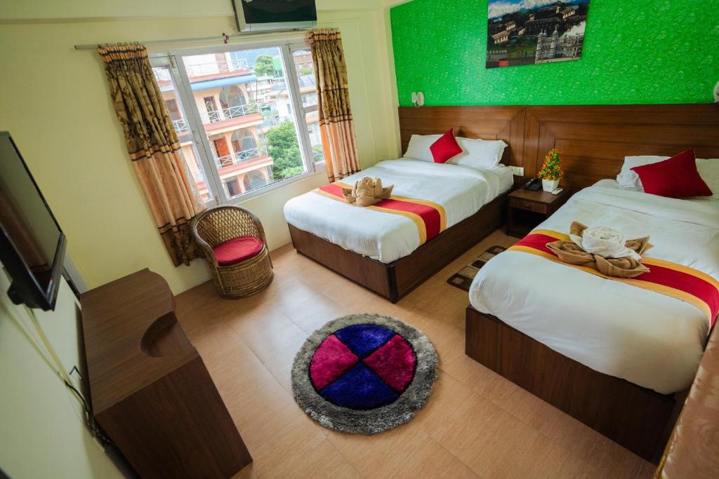 Rúm í herbergi á Hotel Nomad Inn