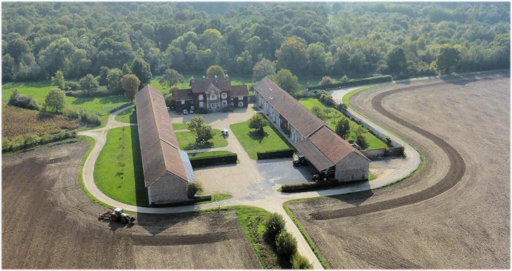 une vue aérienne sur une maison dans un champ dans l'établissement Ferme d'Orsonville, à Villiers-en-Bière