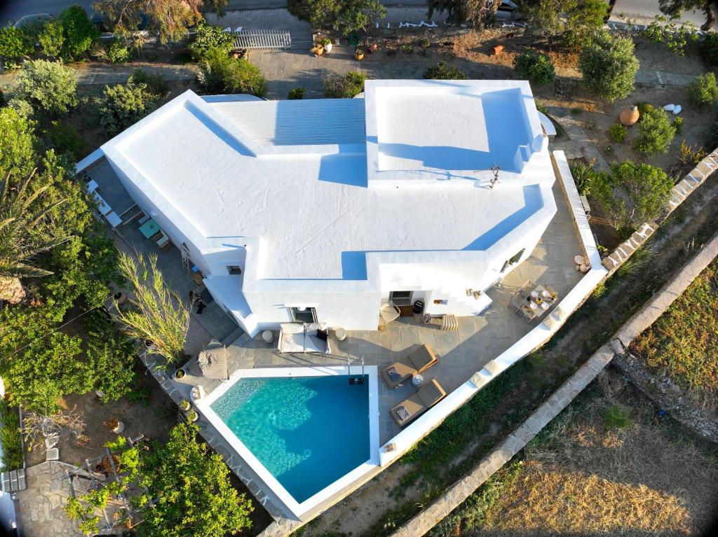 una vista aérea de una casa con piscina en Villa Arades Sifnos with Private Pool en Apollonia
