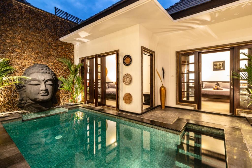 a villa with a swimming pool in a villa at PROMO Stylish Spacious 3BD Villa in Kerobokan