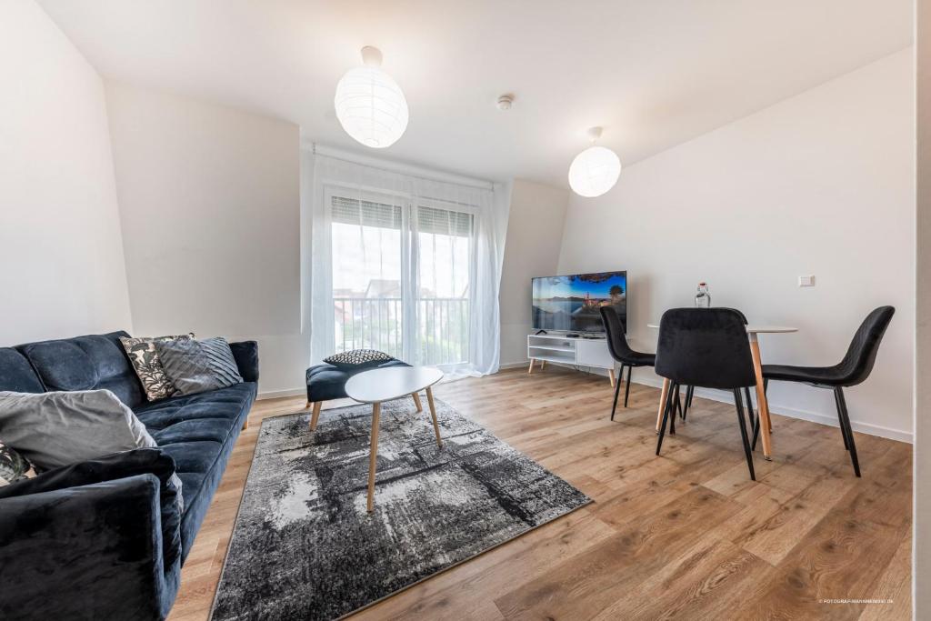 霍根海姆的住宿－Artdesign - 8 Pers - nähe Speyer Mannheim Heidelberg，客厅配有沙发和桌子