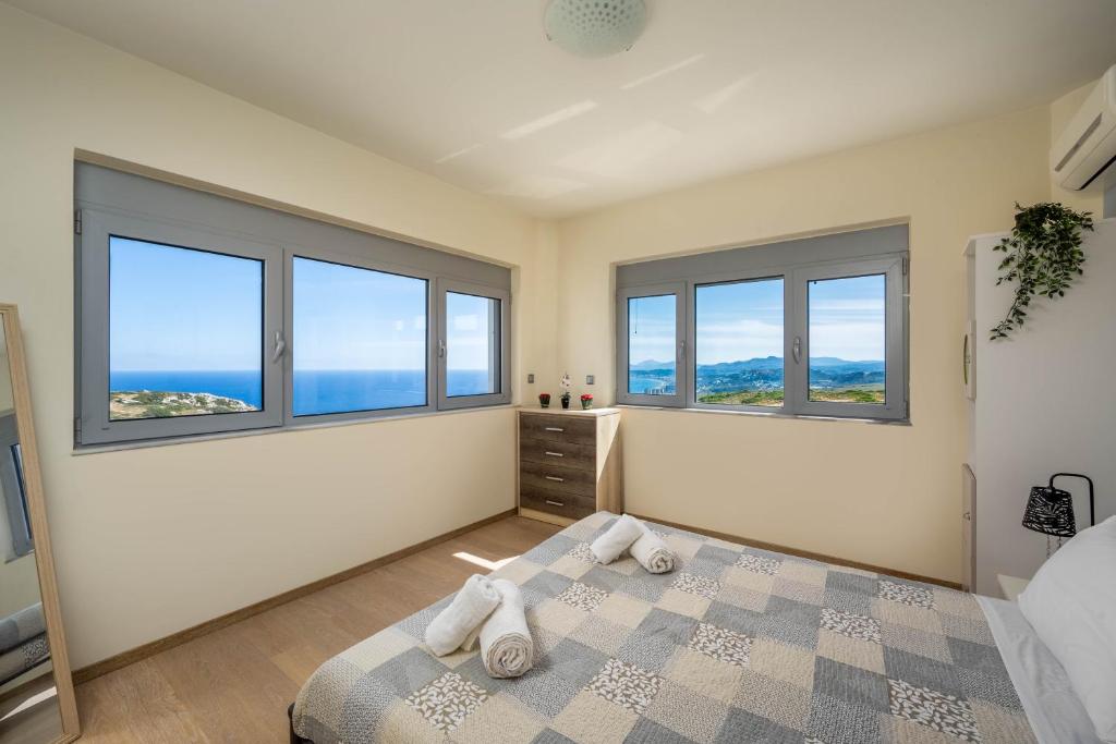 Кровать или кровати в номере Villa Zafira - Seaview Manor with Heated Pool