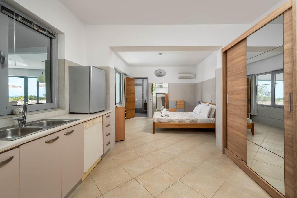 Кровать или кровати в номере Villa Zafira - Seaview Manor with Heated Pool