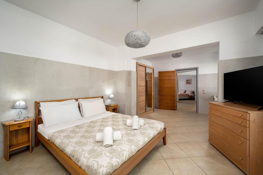 Кровать или кровати в номере Villa Zafira - Seaview Manor with Heated Pool