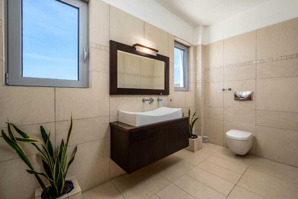Ванная комната в Villa Zafira - Seaview Manor with Heated Pool