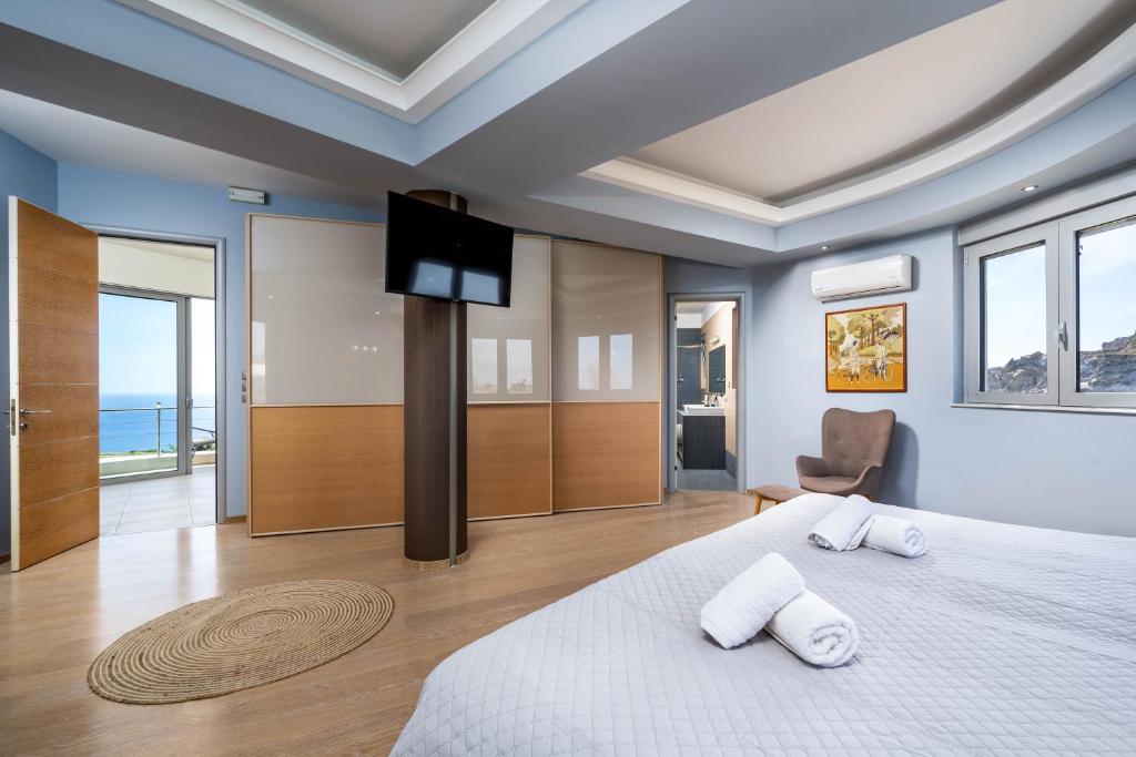 Кровать или кровати в номере Villa Zafira - Seaview Manor with Heated Pool