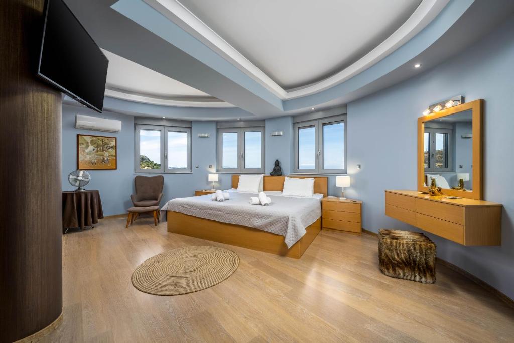 Кровать или кровати в номере Villa Zafira - Seaview Manor with Heated Pool