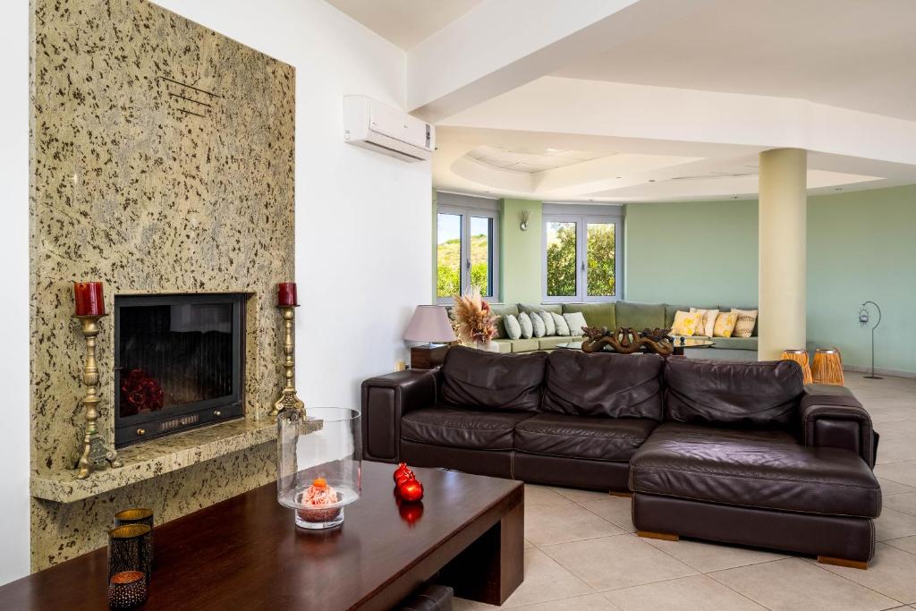 Гостиная зона в Villa Zafira - Seaview Manor with Heated Pool