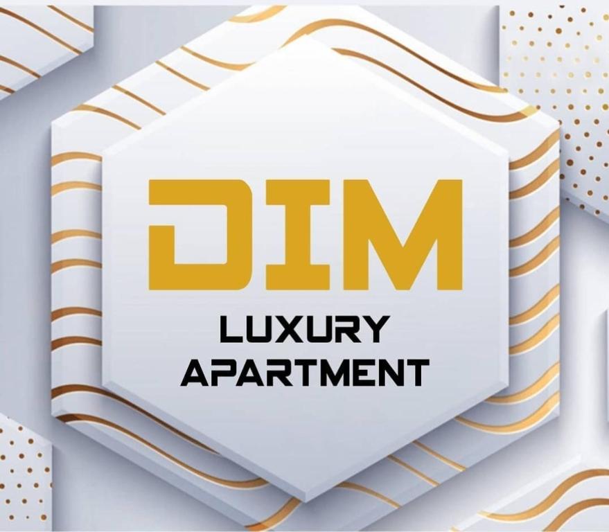 letrero para un apartamento de lujo con rayas amarillas y blancas en Luxury DIM apartment, en Split