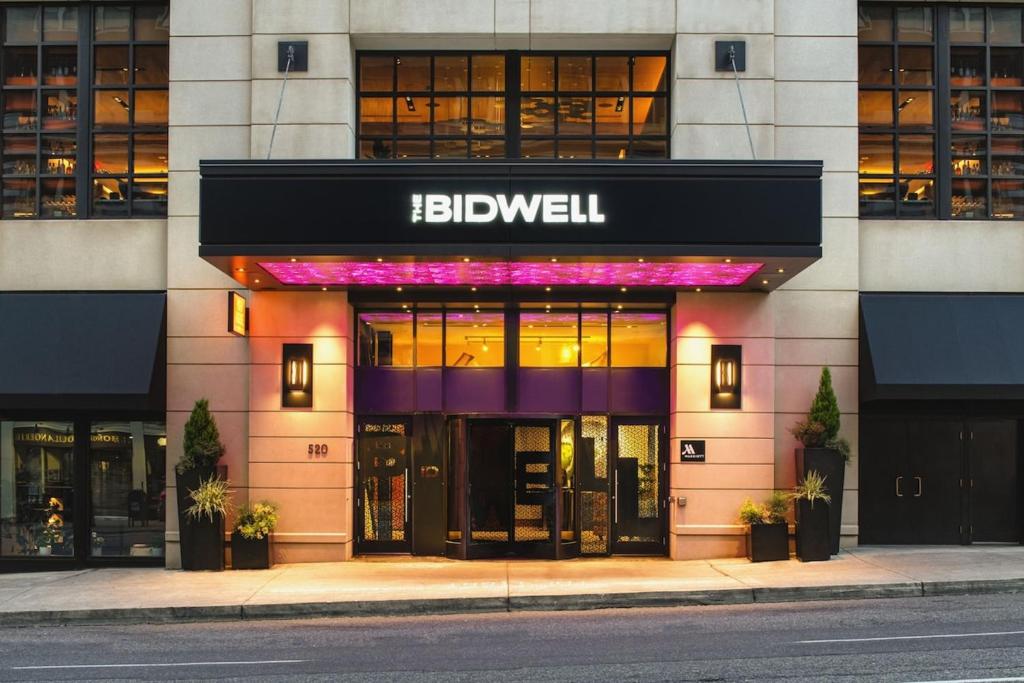 een gebouw met een bord dat Bilwell leest bij The Bidwell Marriott Portland in Portland