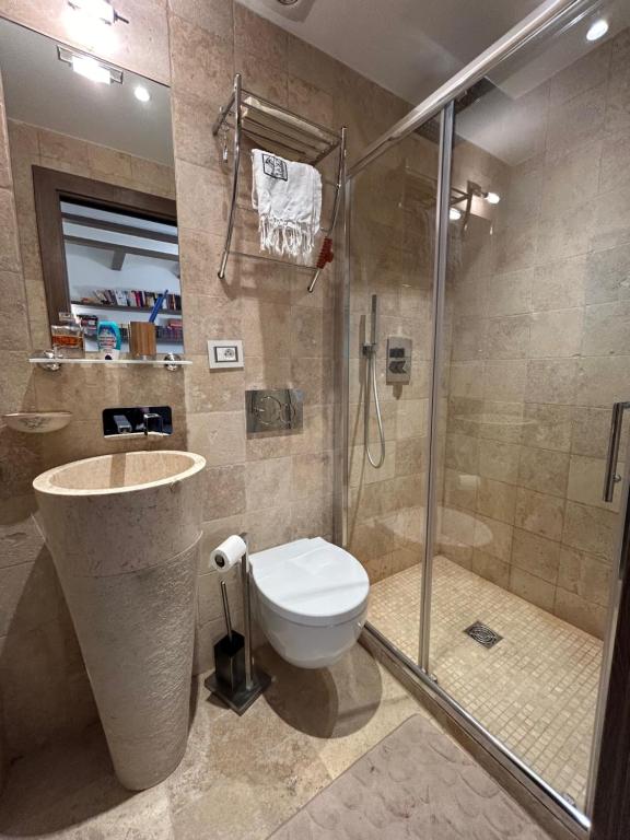 une salle de bain avec une douche, des toilettes et un lavabo dans l'établissement Superbe studio entièrement équipée à 1min de la mer à pieds. Menton CENTRE, à Menton