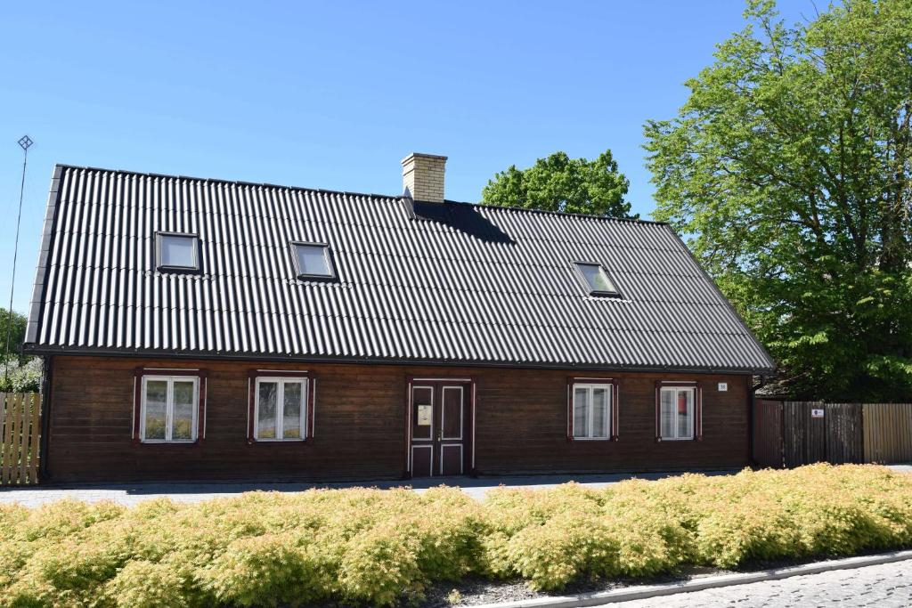 uma casa de madeira com telhado de metal em 36 Posti em Haapsalu