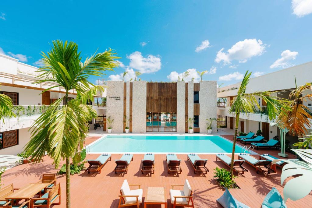 una imagen de la piscina del hotel en Samawa Living en Paje