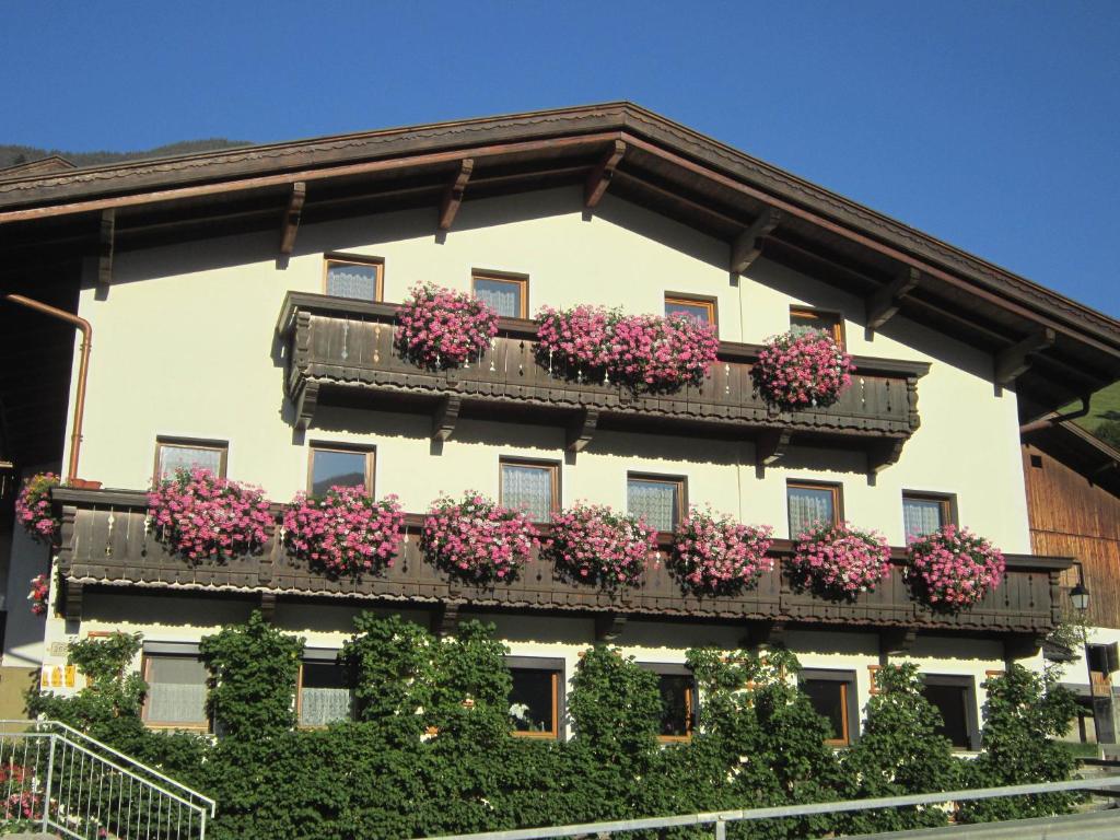 un edificio con cajas de flores en su lado en Ferienwohnung Sporer, en Hippach