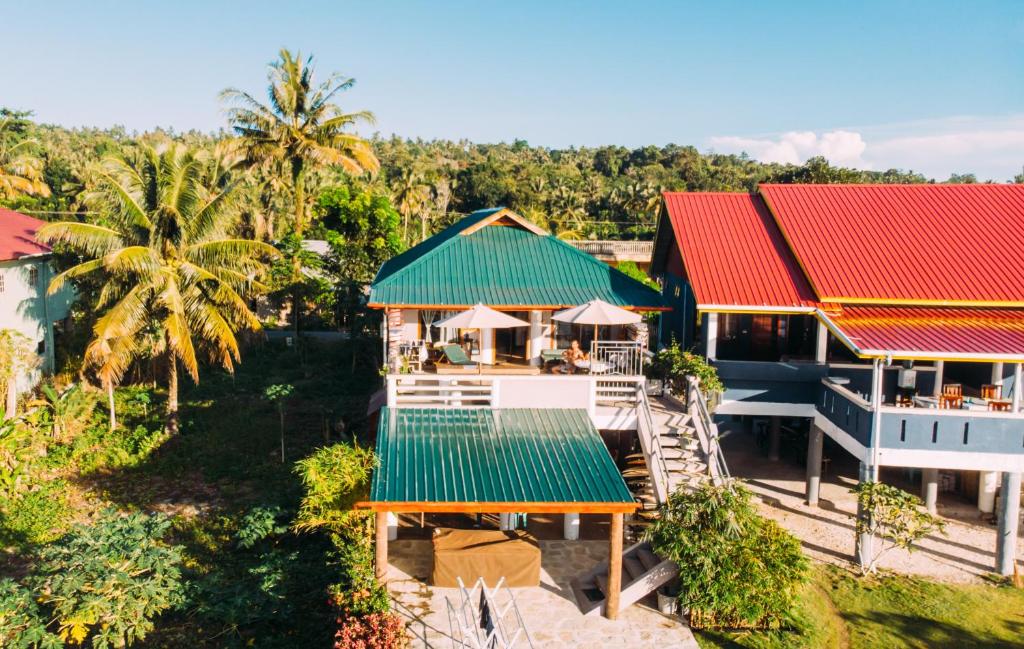 Lagudri的住宿－Jamburae Lodge，享有红色屋顶房屋的空中景致