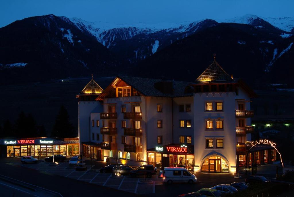 Nespecifikovaný výhled na hory nebo výhled na hory při pohledu z hotelu