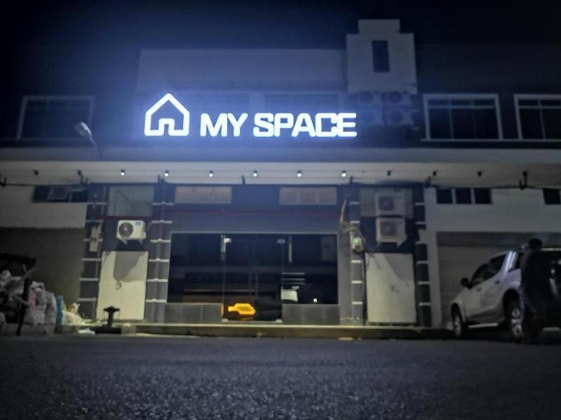 Budova, kde se kapslový hotel nachází