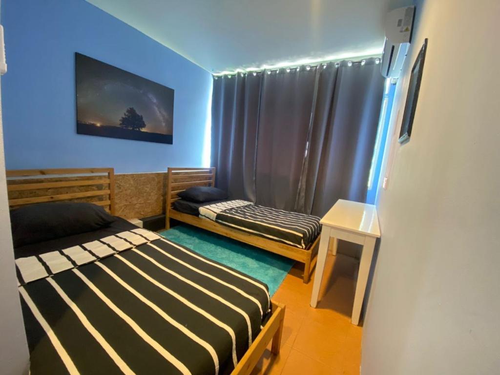 Postel nebo postele na pokoji v ubytování CheckInn Express Kuching