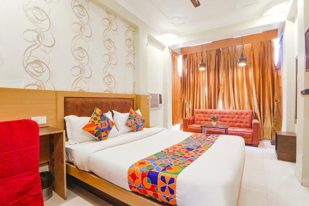 ein Hotelzimmer mit einem Bett und einem Stuhl in der Unterkunft FabExpress Magadh Glory in Khagaul