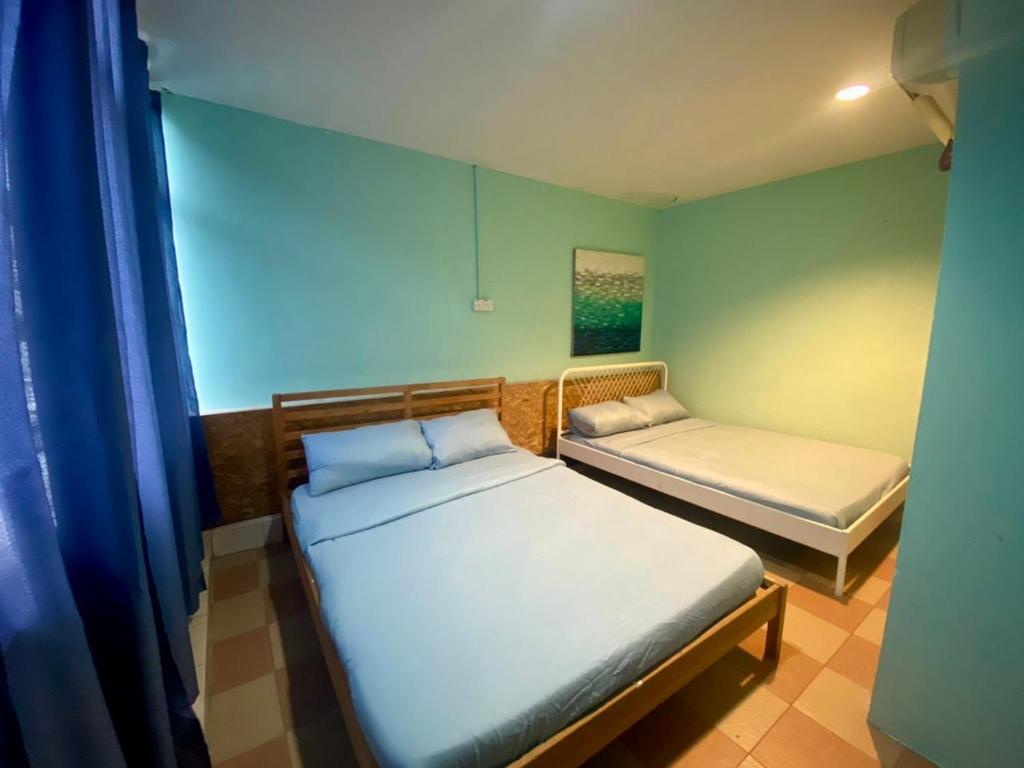 Postel nebo postele na pokoji v ubytování CheckInn Express Kuching