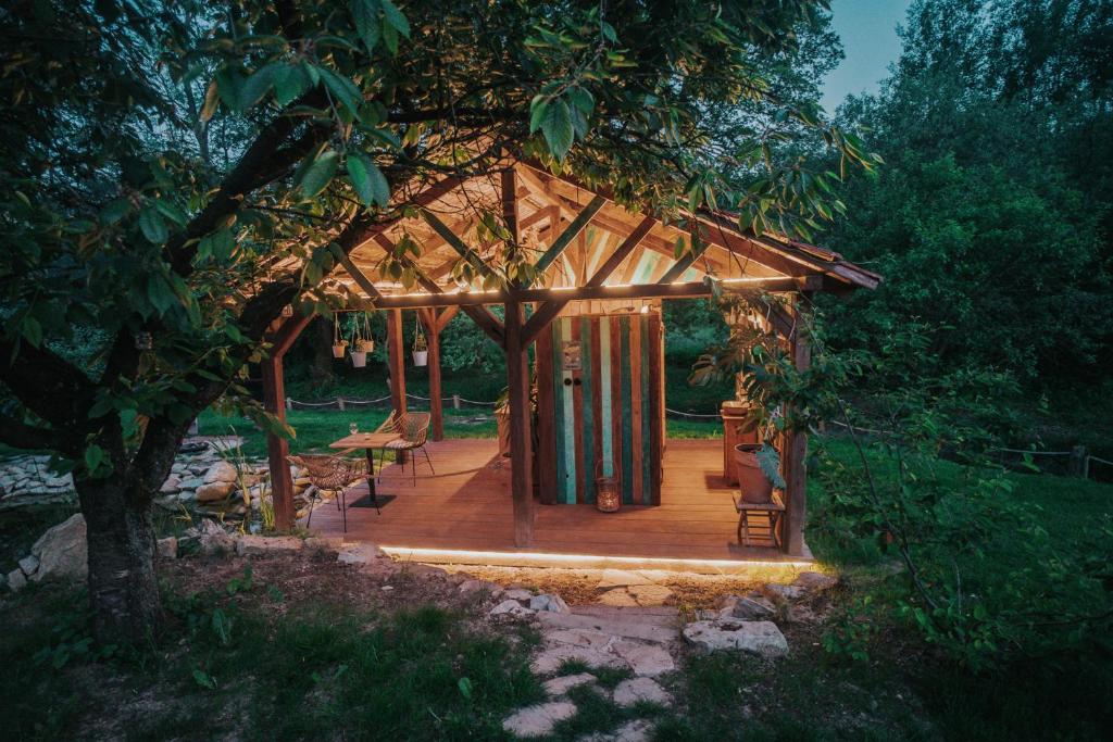 Garður fyrir utan Klidný Kout glamping