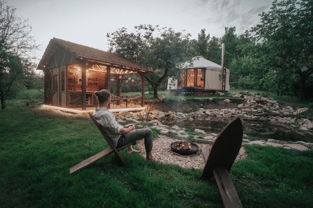 Garður fyrir utan Klidný Kout glamping