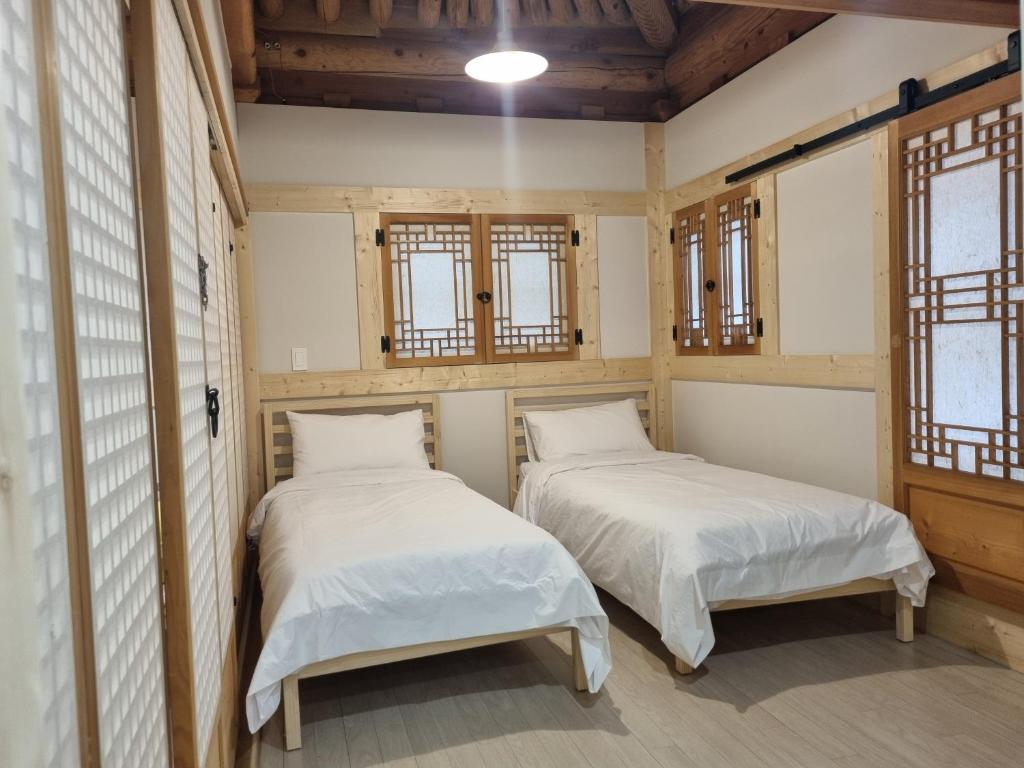 Postel nebo postele na pokoji v ubytování Naru Hanok stay