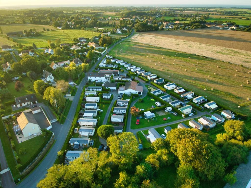 une vue aérienne sur un parking avec des voitures garées dans l'établissement Le Clos Tranquille, à Gonneville-en-Auge