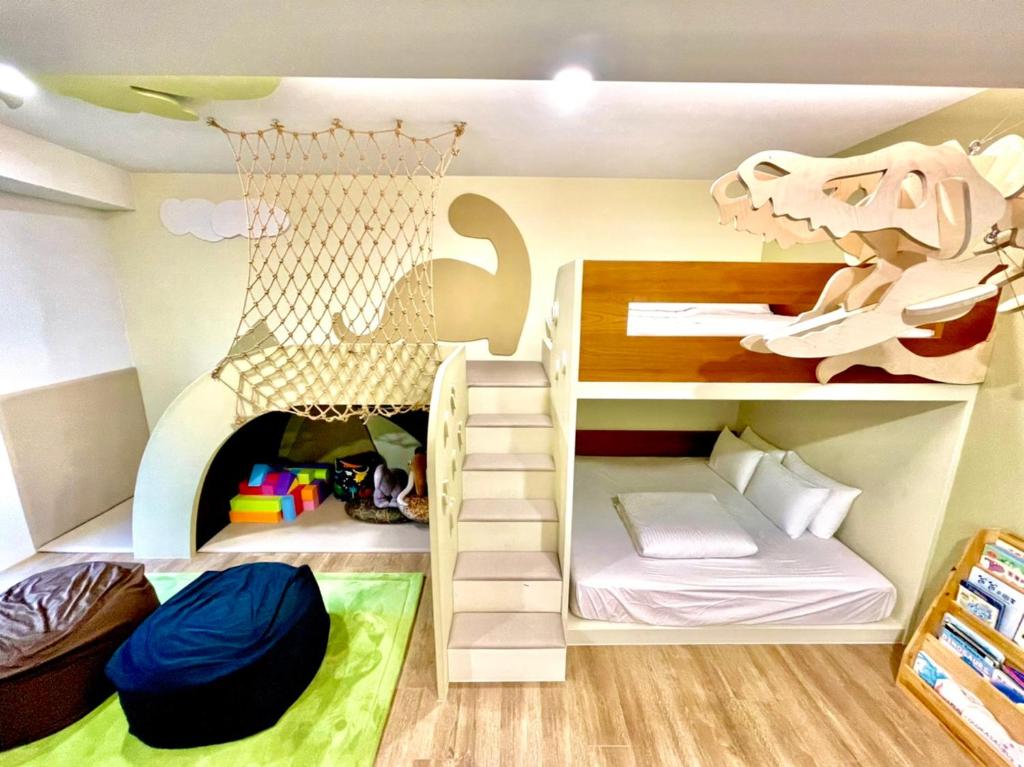 魚池鄉的住宿－日月潭五船民宿 5Boat B&B，一间卧室配有两张双层床和恐龙玩具