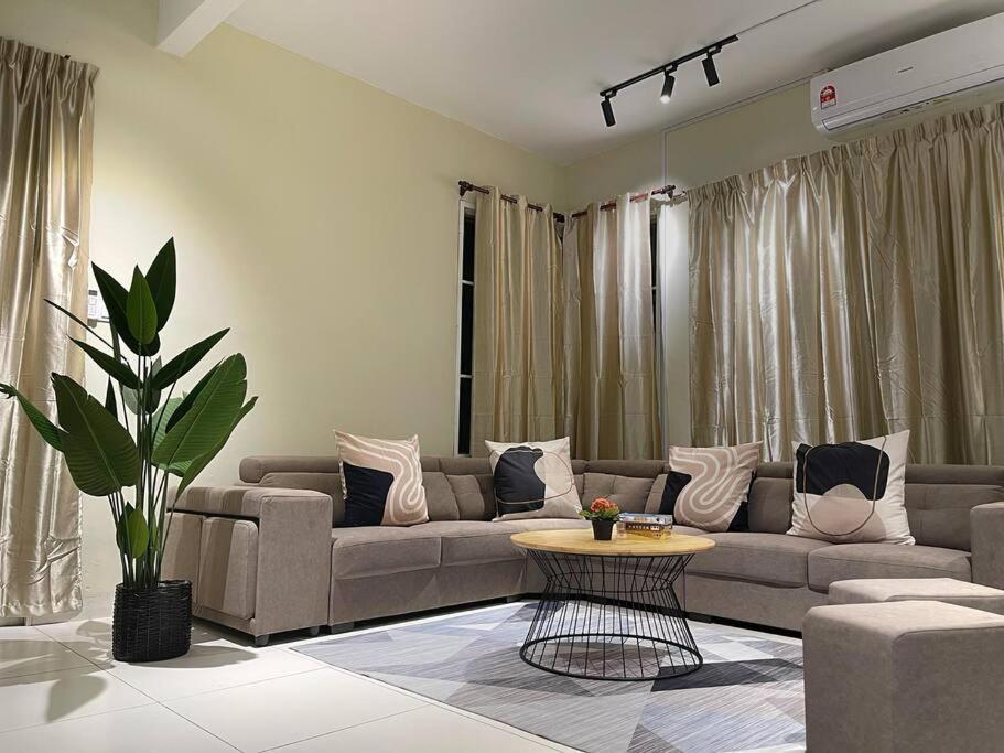 Heliconia Design Home With Pool BBQ KTV JB AEON Tebrauにあるシーティングエリア
