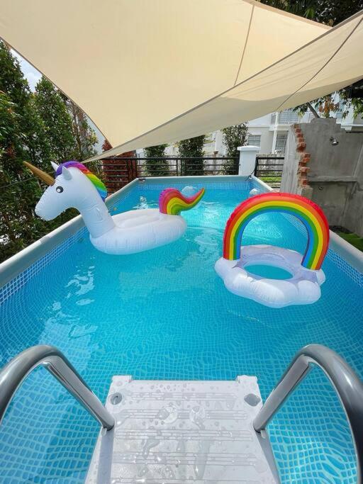 Heliconia Design Home With Pool BBQ KTV JB AEON Tebrauの敷地内または近くにあるプール