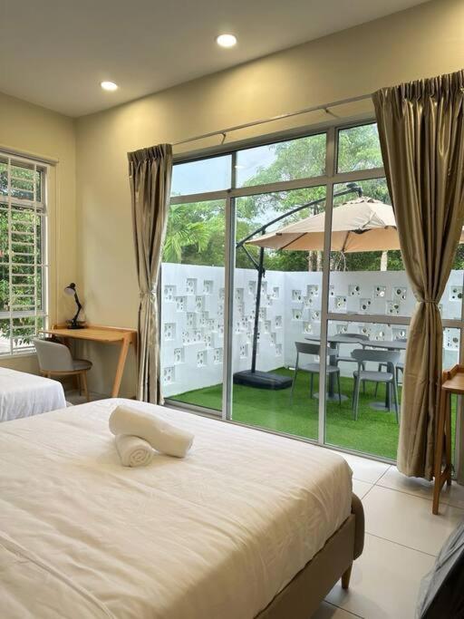 ウル・ティラムにあるHeliconia Design Home With Pool BBQ KTV JB AEON Tebrauのベッドルーム1室(ベッド1台付)、パティオ(パラソル付)