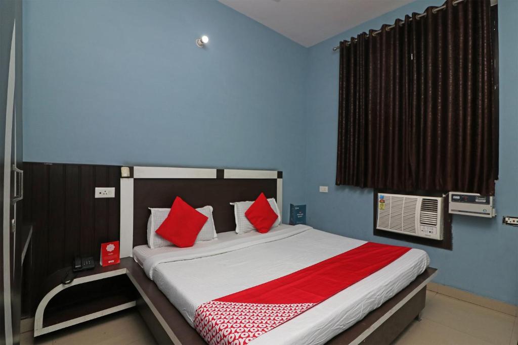 Cama ou camas em um quarto em OYO Hotel Crown Tower